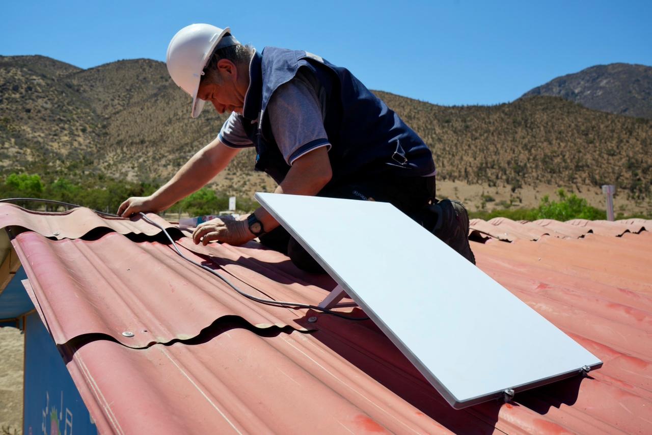 Iniciamos instalación de Internet satelital y fibra óptica en 68 establecimientos del territorio